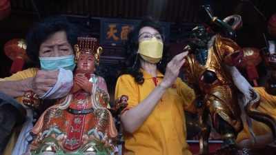 Jelang Imlek, Warga Tionghoa Gelar Tradisi Ayak Abu dan Cuci Patung Dewa-Dewi Kelenteng Tertua di Pasuruan