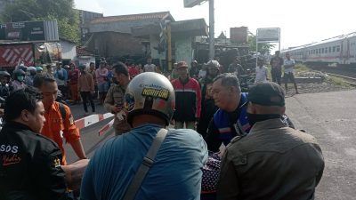 Kakek di Surabaya Terserempet Kereta Api, Korban Alami Luka Berat Diduga Nekat Terobos Palang Pintu