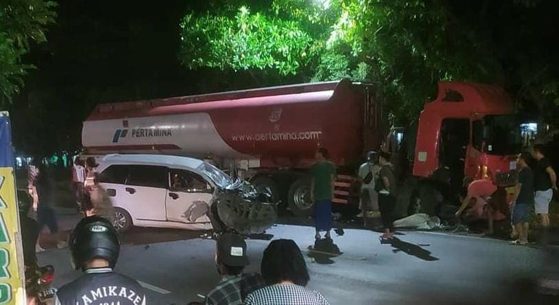 Kecelakaan minibus tabrak truk Pertamina.