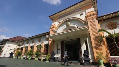 aremania tugu jatim