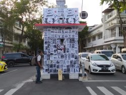 Poster Tuntutan Usut Tuntas Tragedi Kanjuruhan Tutupi Pos Polisi di Malang