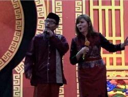 Unik, Ustaz Nyanyi Lagu Mandarin di Malam Kesenian Perayaan Imlek Kelenteng Tjoe Tik Kiong Pasuruan