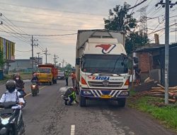 Kecelakaan Pemotor vs Truk Diduga Parkir Sembarangan di Ngoro Mojokerto, 1 Orang Tewas
