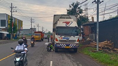 Kecelakaan Pemotor vs Truk Diduga Parkir Sembarangan di Ngoro Mojokerto, 1 Orang Tewas