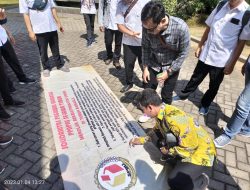 Ratusan Tenaga Honorer Geruduk Kantor Bawaslu Jatim di Surabaya, Kompak Tolak Rekrutmen PPPK