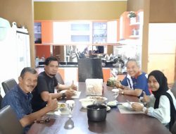 Silaturahim ke Pakar Komunikasi Dr Aqua Dwipayana, Dapat Voucher Hotel The Rich Yogyakarta