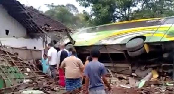 bus wisatawan kecelakaan di Prigen.