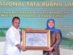 Jaga Habitat Laut, Gubernur Khofifah Sabet Penghargaan PWI Maritime Awards