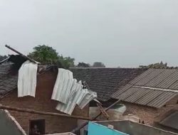 Angin Puting Beliung di Pacet Mojokerto, Atap Rumah Warga Terbang hingga Bolong