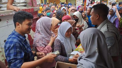 Pasar murah di Tuban.