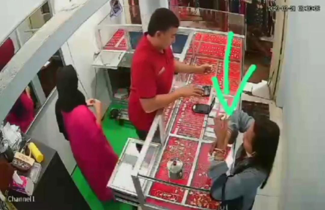 CCTV Rekam Wanita Rambut Panjang Bawa Kabur Gelang di Toko Emas Pasar Wonorejo Pasuruan