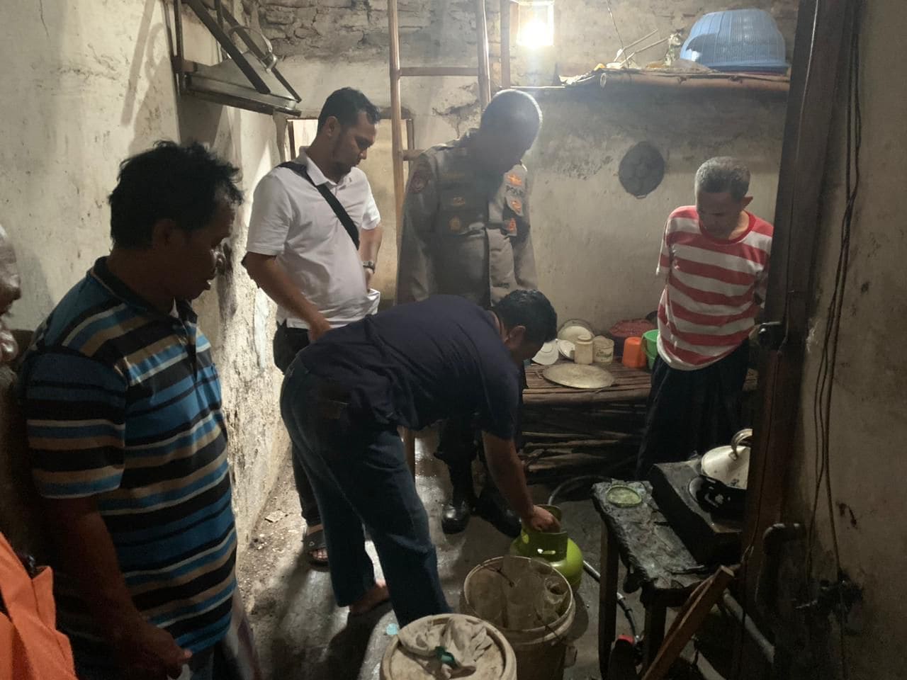 Diduga LPG Bocor, 5 Ibu-Ibu Terbakar saat Hajatan di Rembang Pasuruan 2 Ibu-ibu terbakar saat hajatan.
