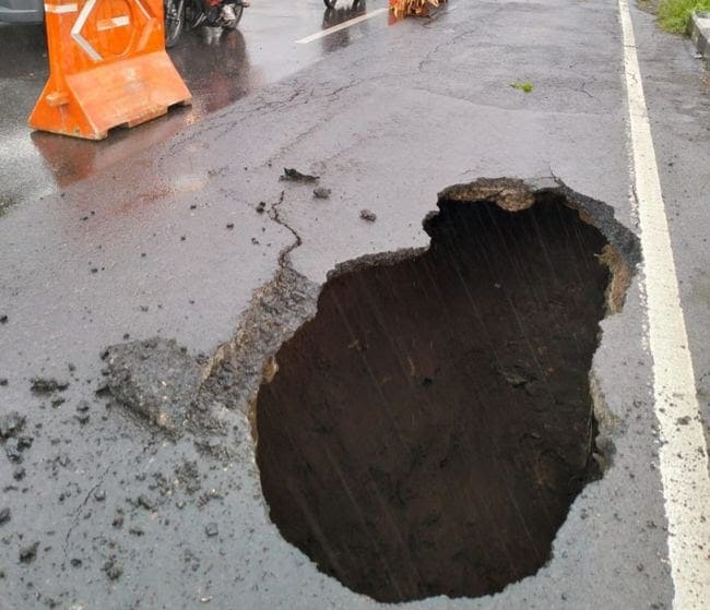 Aspal jembatan jalur Surabaya-Malang bolong.