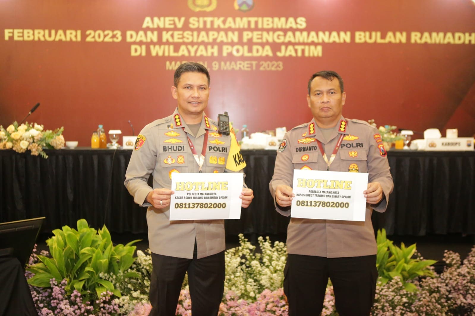 Layanan hotline.