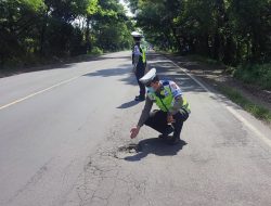 Polisi Survei Jalur Pantura Pasuruan, Temukan 10 Titik Jalan Rusak Jelang Ramadhan