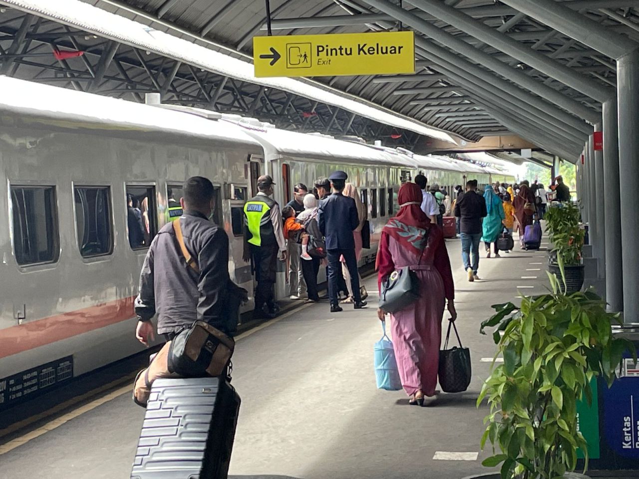 syarat naik kereta api.