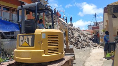 2 Alat Berat Bantu Evakuasi Material Longsor Pondasi Tebing di Pasuruan