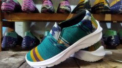 Menilik Bisnis Sepatu Ecoprint dan Tenun di Mojokerto