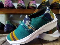 Menilik Bisnis Sepatu Ecoprint dan Tenun di Mojokerto