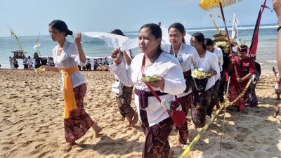 Ratusan Umat Hindu Larung 45 Jolen di Pantai Balekambang Malang