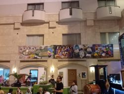 Lukisan Tradisi Ramadan Sepanjang 40 Meter Membentang di Surabaya Suite Hotel