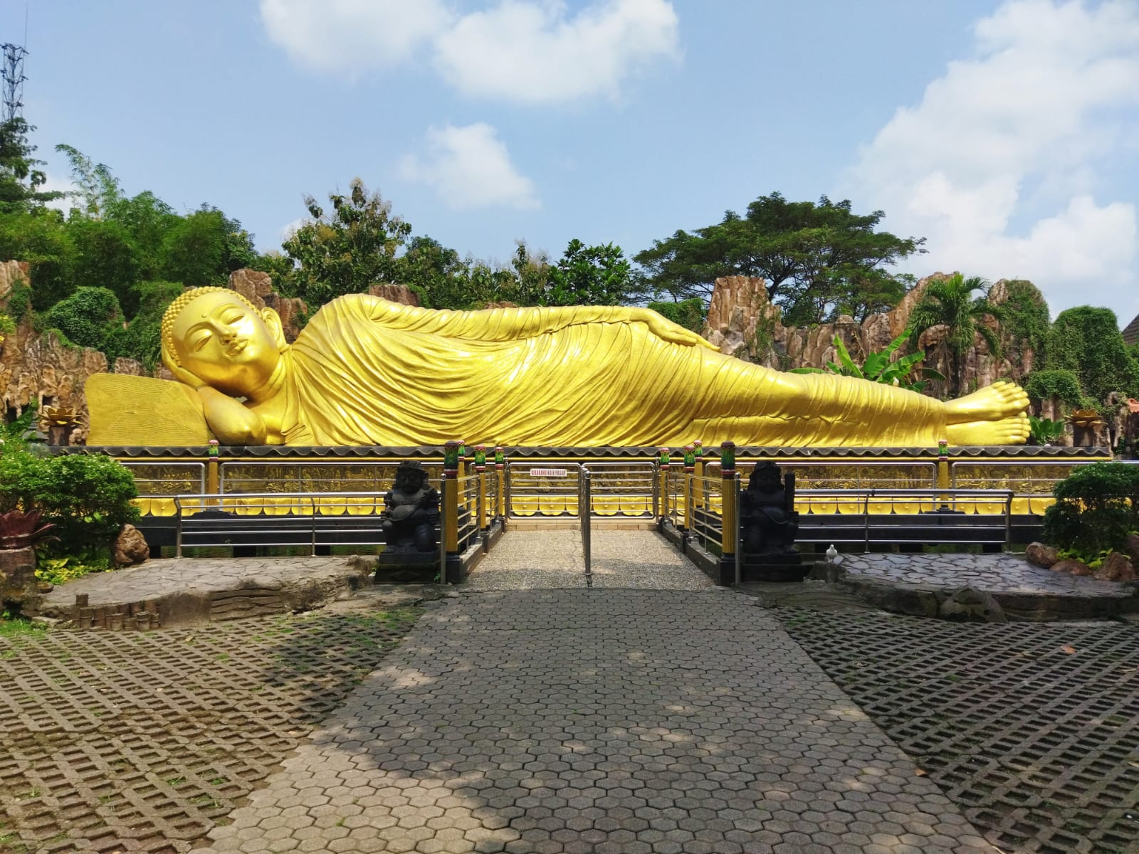 patung buddha tidur tugu jatim