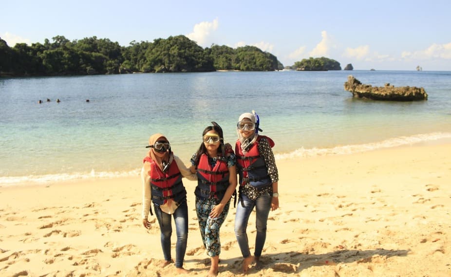 Wisata Pantai Tiga Warna Malang.