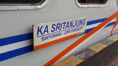 Kereta Api Sri Tanjung.