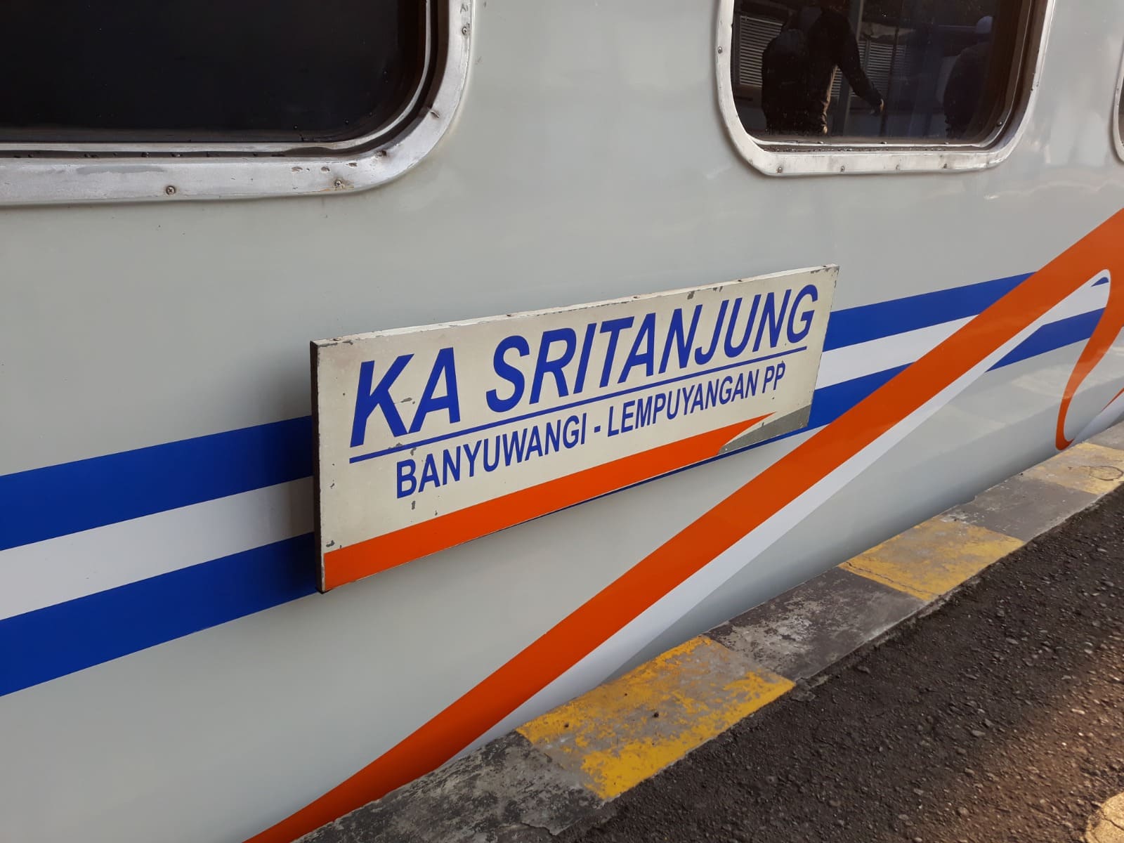 Kereta Api Sri Tanjung.