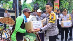 Polres Tuban Bagikan Puluhan Paket Sembako bagi Warga, Peduli Kenaikan Harga Bahan Pokok