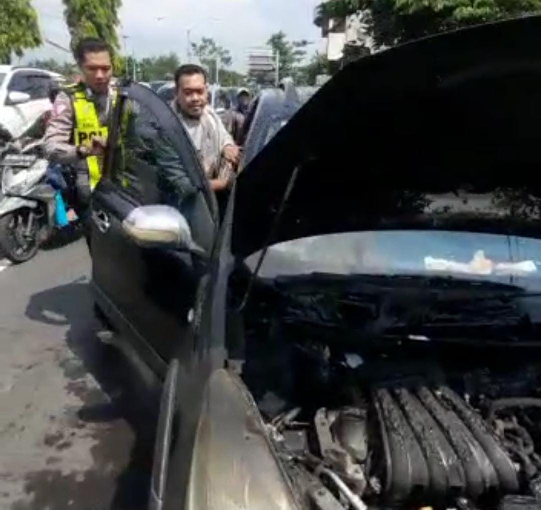 Mobil pemudik nyaris terbakar.