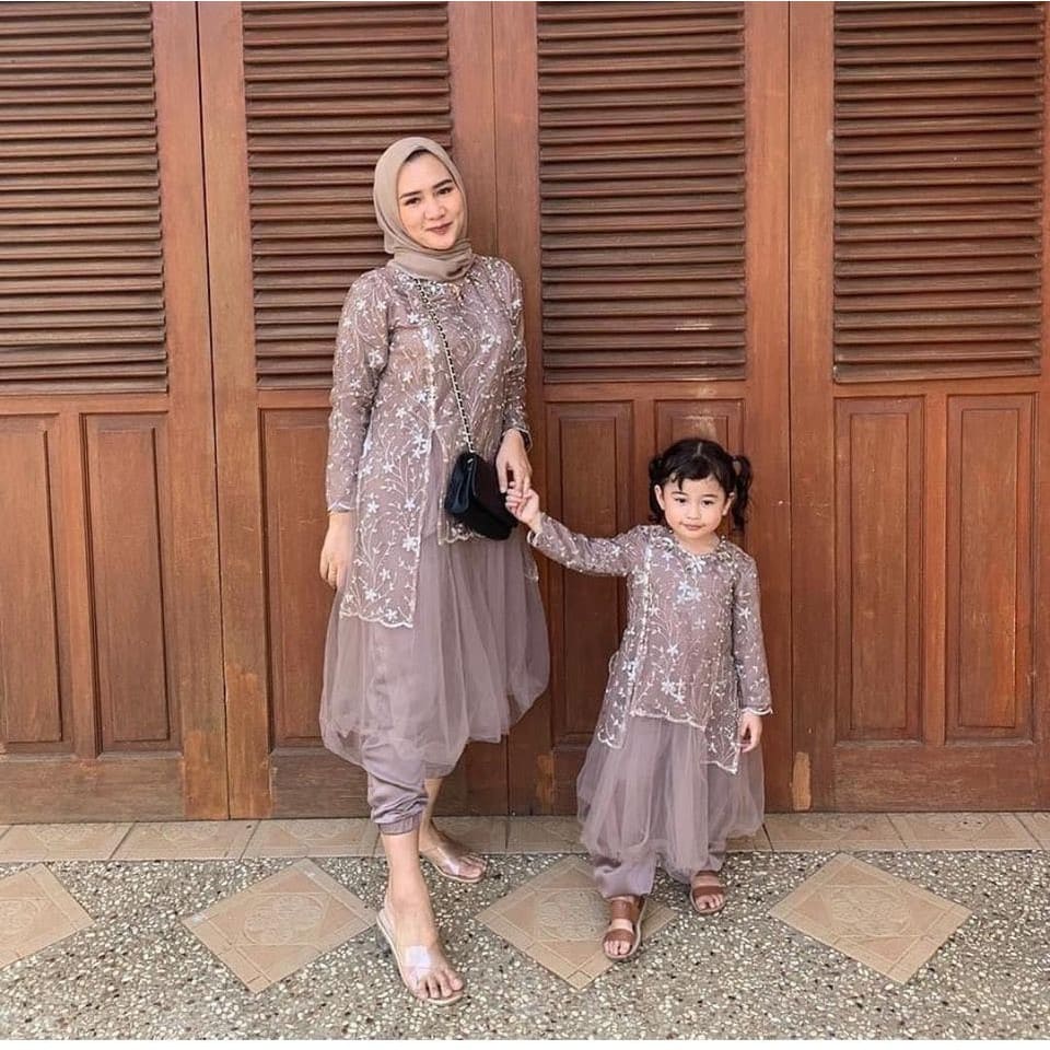 Baju brokat Lebaran.