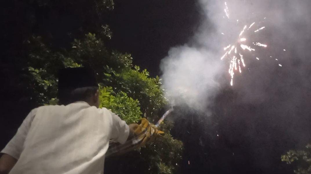 Usai Pawai Obor Keliling Sambut Lebaran 2023, Unik Warga Pasuruan Makan Bersama Pakai Daun Pisang 4 Pawai obor di Kabupaten Pasuruan.