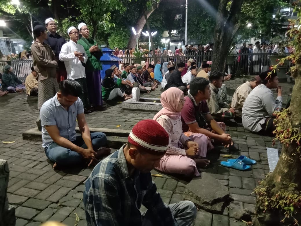 Lailatul Qadar di Makam Sunan Ampel Surabaya.