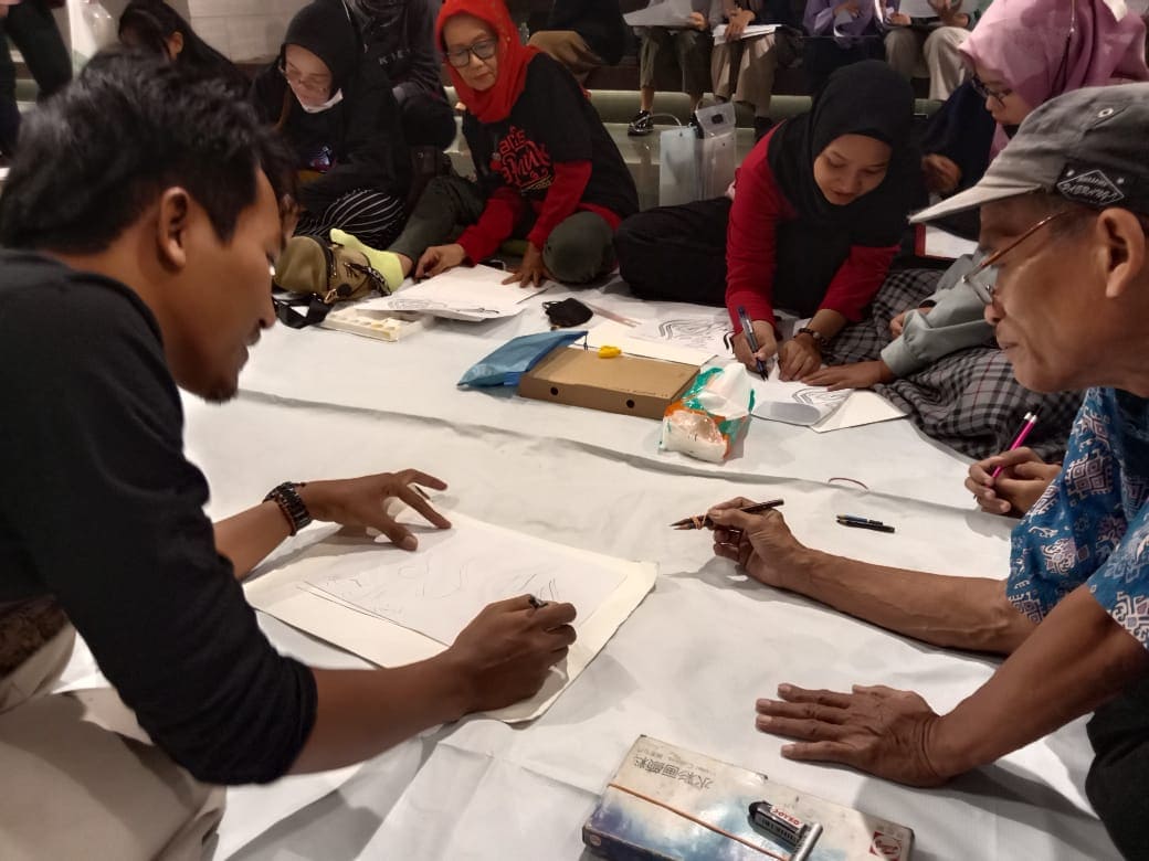 Ngabuburit Unik, Belajar Melukis Kaligrafi Asmaul Husna di Balai Pemuda Surabaya 3 Worksho melukis kaligrafi.