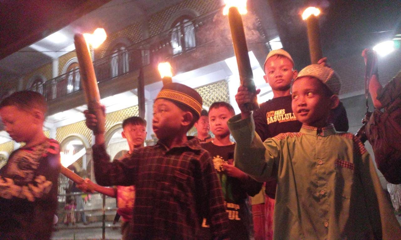 Usai Pawai Obor Keliling Sambut Lebaran 2023, Unik Warga Pasuruan Makan Bersama Pakai Daun Pisang 3 Obor keliling Pasuruan.