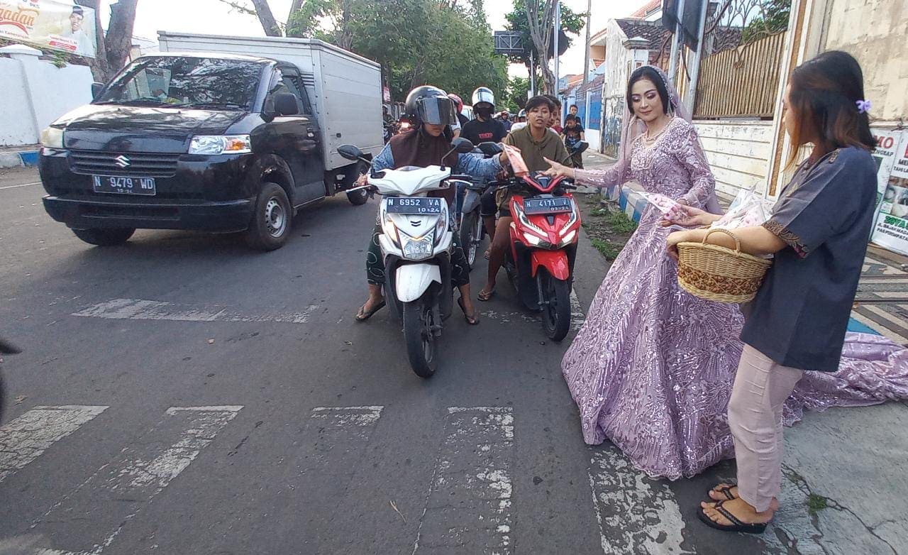 Unik! Wanita Cantik Bergaun Pengantin Bagi-Bagi Takjil di Pasuruan 2 Komunitas perias di Pasuruan.