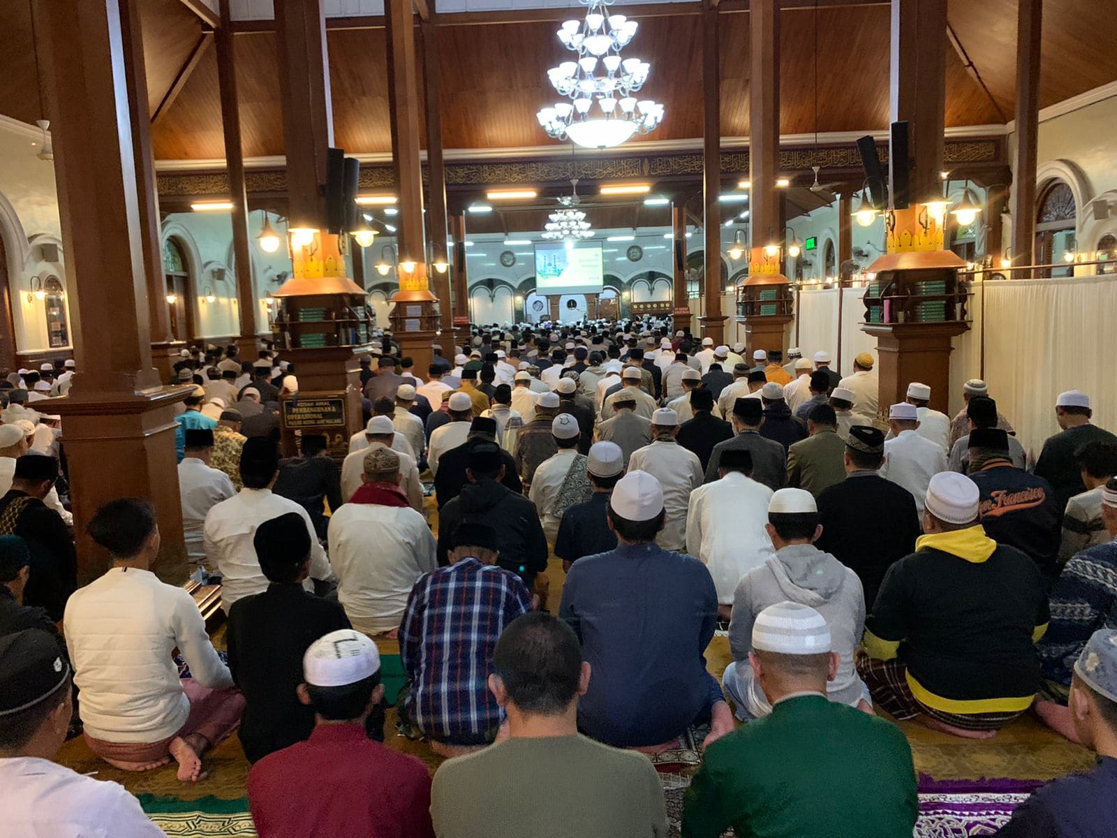 Jamaah di Masjid Jami' Malang.