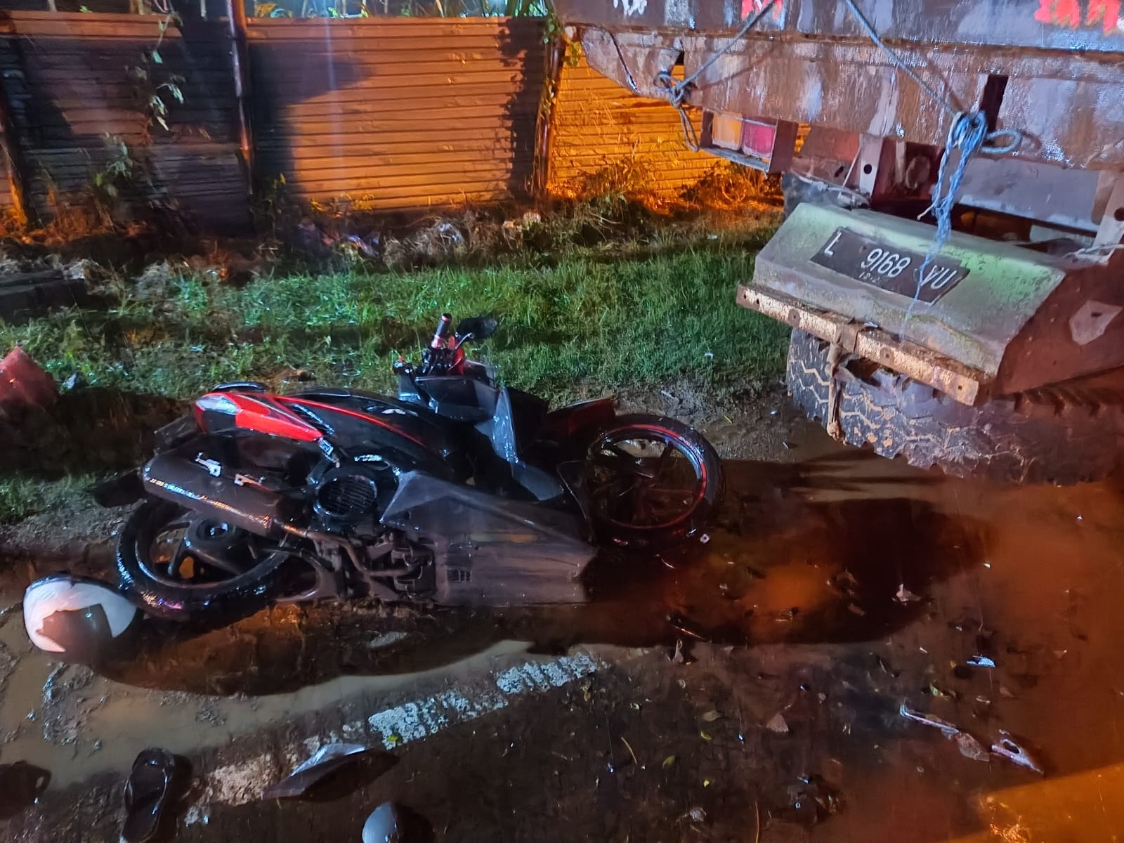 2 Sepeda Motor Tabrak Truk di Jalur Pantura Tuban, 1 Orang Tewas