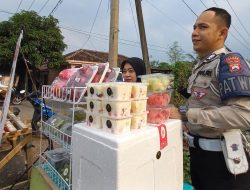 Viral, Polisi di Pasuruan Jual Salad di Pinggir Jalan Usai Pulang Kerja