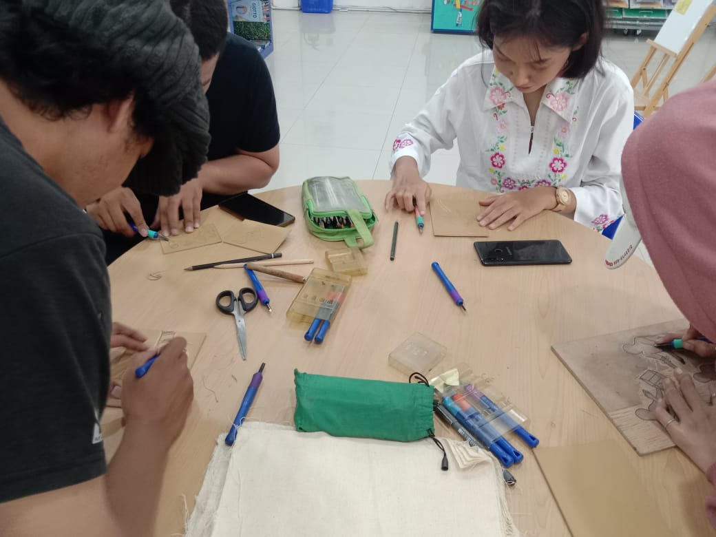 Mengenal Linocut Art dan Cara Pembuatannya 2 linocut art tugu jatim