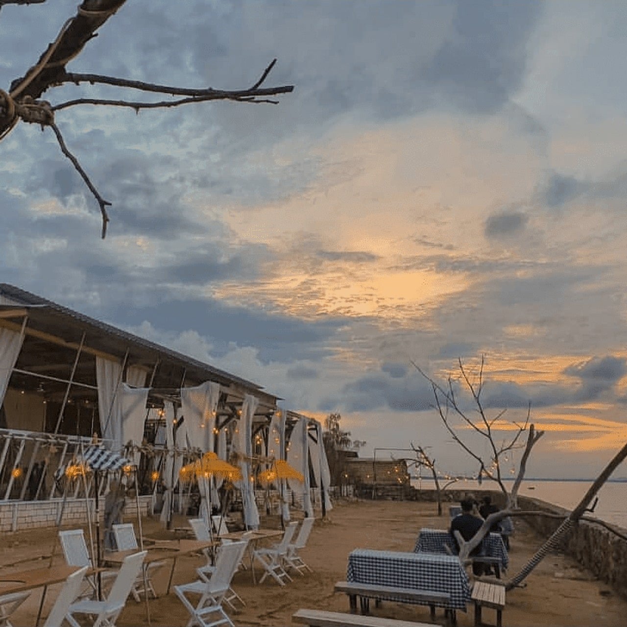 kafe di tuban tugu jatim