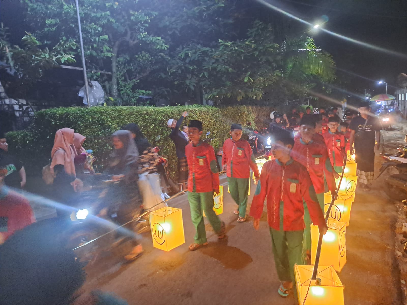 Lampu Hias Semarakkan Takbir Keliling Santri di Tuban