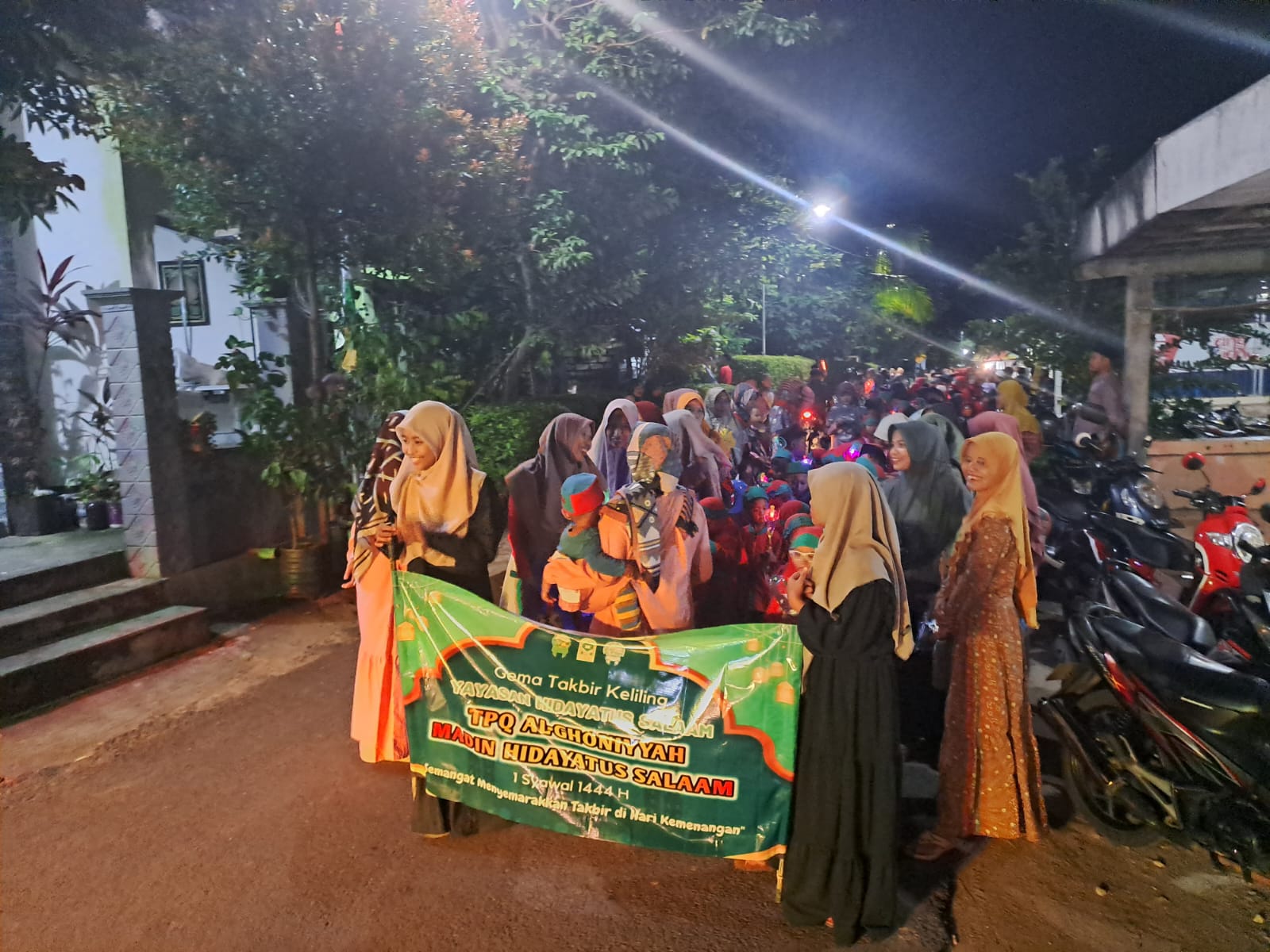 Lampu Hias Semarakkan Takbir Keliling Santri di Tuban 2 WhatsApp Image 2023 04 22 at 00.41.55
