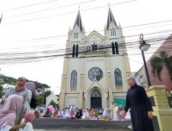 Umat Muslim Salat Id di Pelataran Gereja Kayutangan Malang