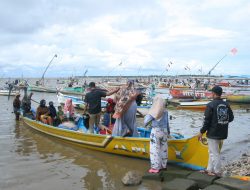 Tradisi Praonan di Pasuruan, Ajang Silaturahmi Sambil Wisata Melihat Hiu Tutul di Laut