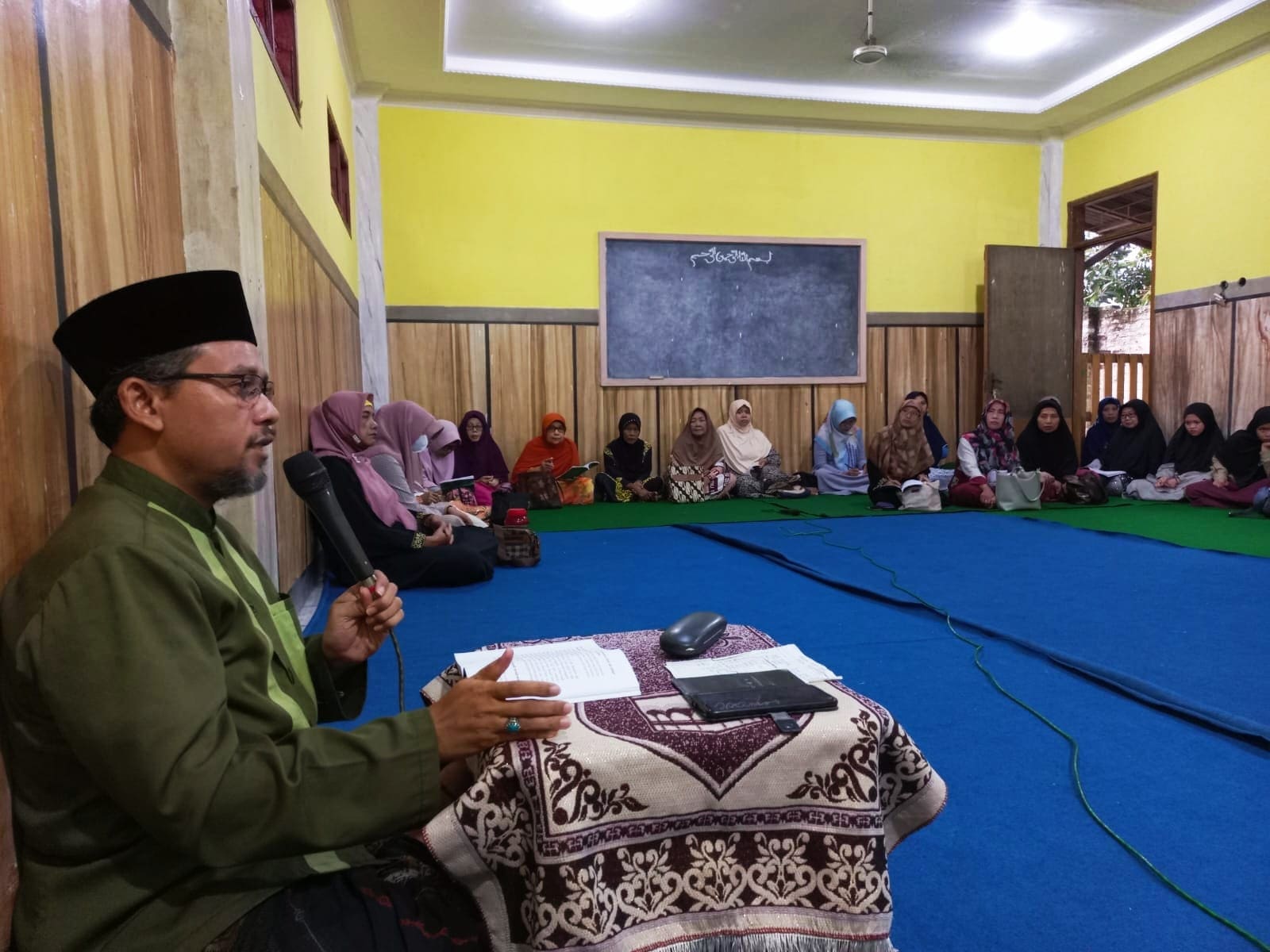 Bayar zakat.