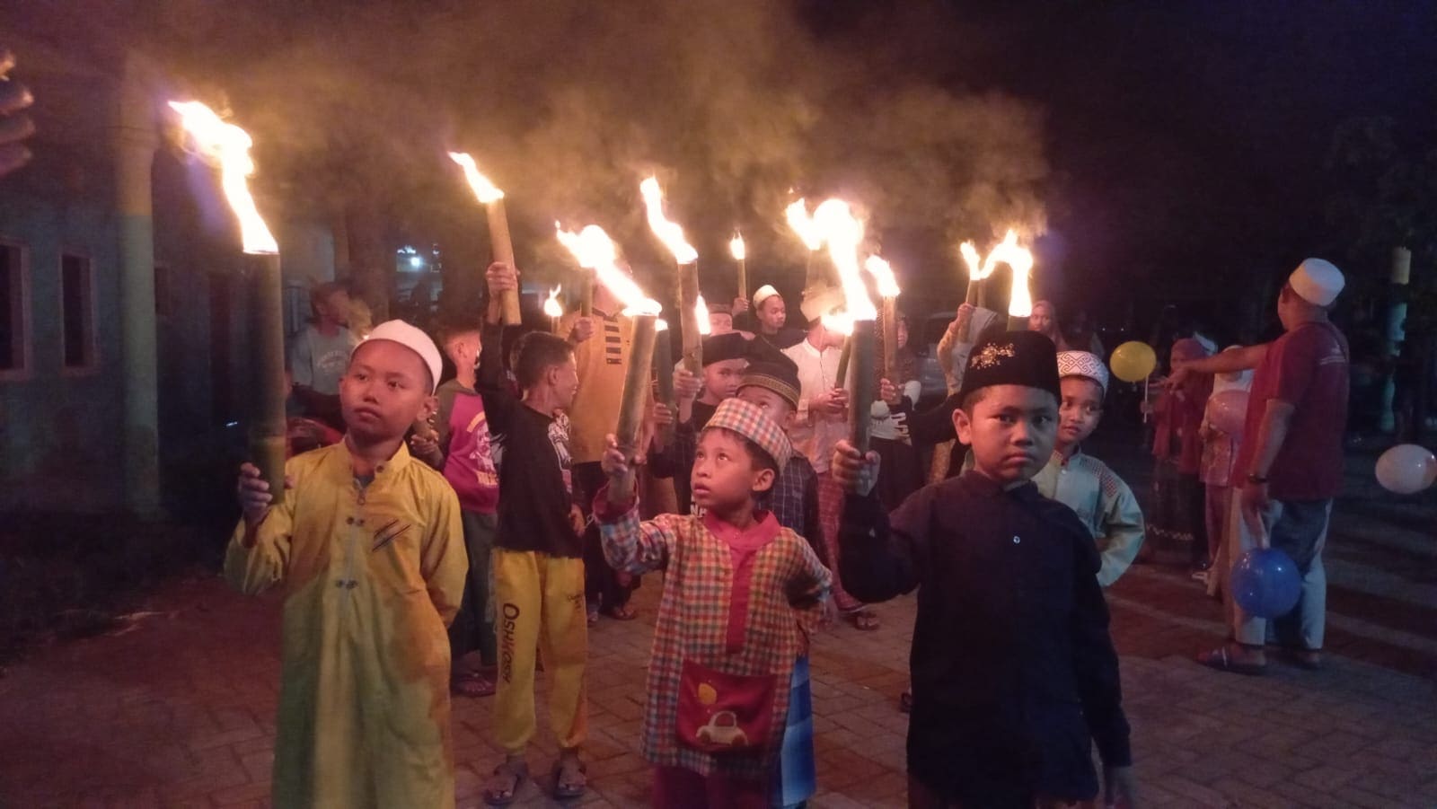 Pawai obor.