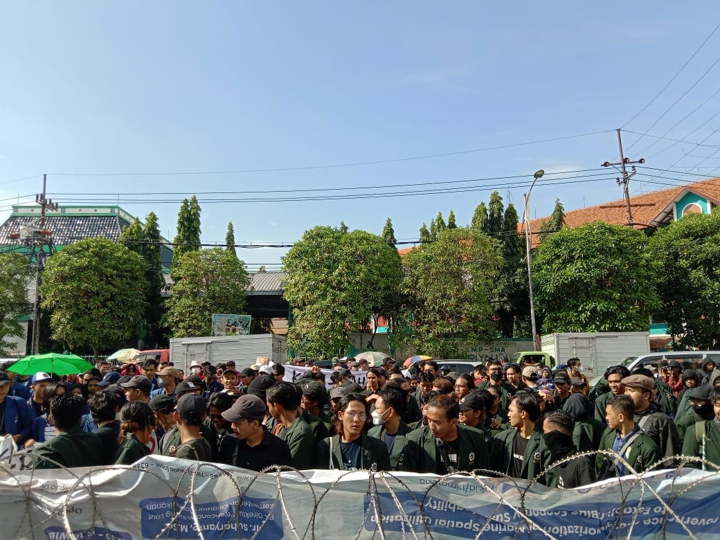 Demo aliansi BEM Surabaya.