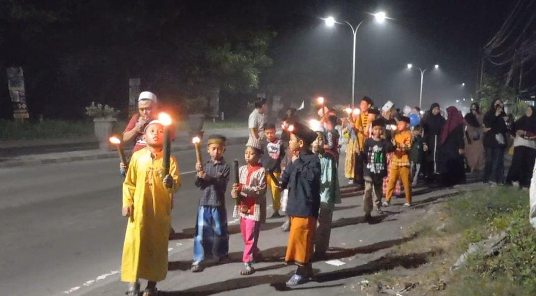 Usai Pawai Obor Keliling Sambut Lebaran 2023, Unik Warga Pasuruan Makan Bersama Pakai Daun Pisang 2 Obor keliling di Pasuruan.